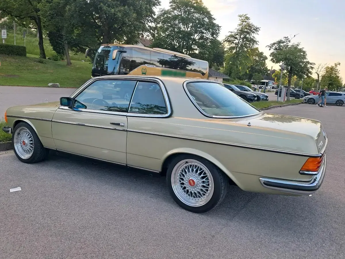 Gebraucht Mercedes 230 136 PS (100 kW) 1981 Grün Coupé