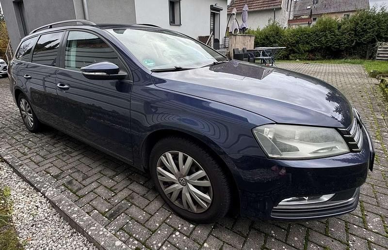 Gebraucht VW Passat Comfortline 122 PS (89 kW) 2011 Blau Limousine