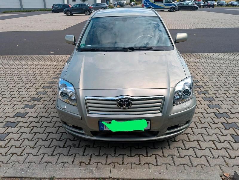 Grün Gebraucht 2004 Toyota Avensis T2 Limousine | 4.900 € (Fairer Preis) - Bild 1/4