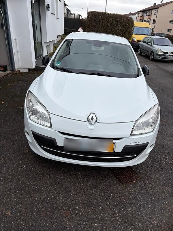Weiß Gebraucht 2012 Renault Mégane Bose Edition Limousine | 3.100 € (Fairer Preis) - Bild 1/4