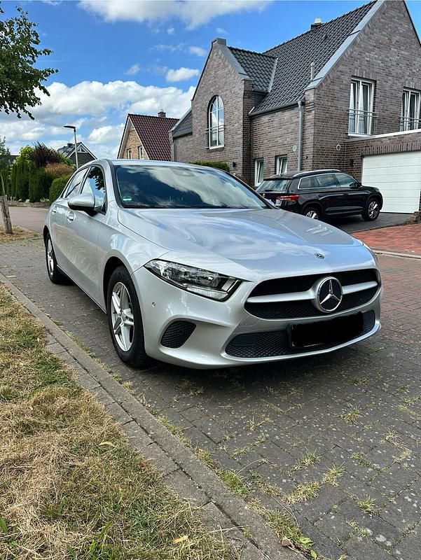 Silber Gebraucht 2019 Mercedes A200 Advanced Limousine | 16.500 € (Superpreis) - Bild 1/4