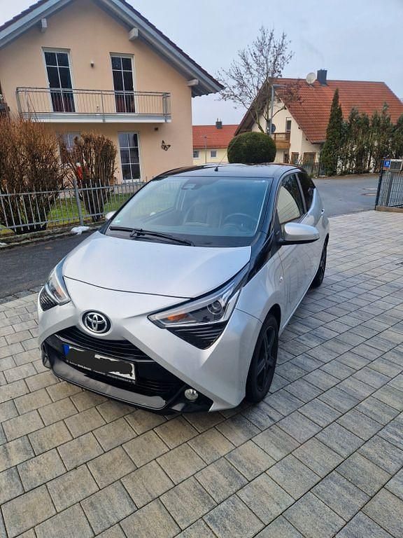 Silber Gebraucht 2019 Toyota Aygo X-clusiv Kleinwagen | 9.499 € (Fairer Preis) - Bild 1/4