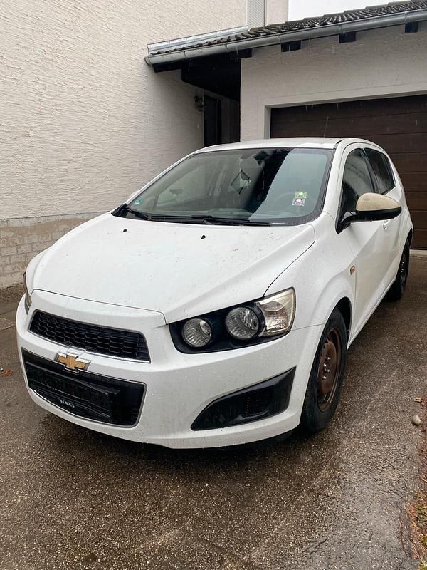 Weiß Gebraucht 2011 Chevrolet Aveo Kleinwagen | 2.280 € (Fairer Preis) - Bild 1/4