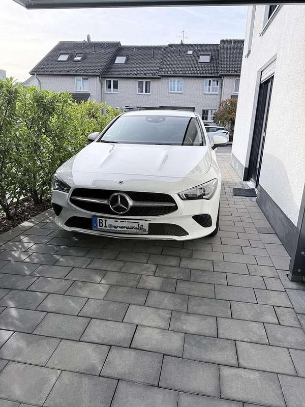 Weiß Gebraucht 2021 Mercedes CLA220 Limousine | 25.300 € (Superpreis) - Bild 1/4