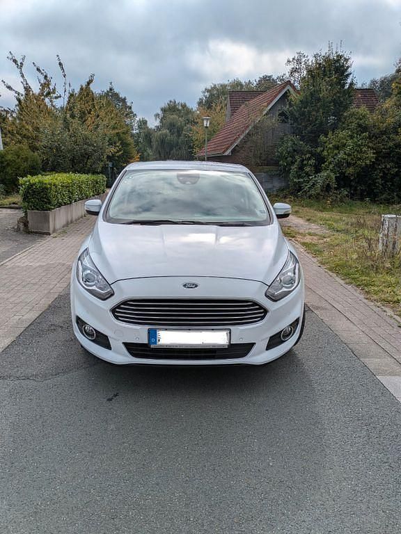 Weiß Gebraucht 2018 Ford S-MAX Titanium Van / Kleinbus | 16.999 € (Superpreis) - Bild 1/4