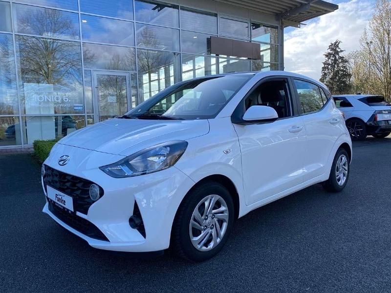 Gebraucht Hyundai i10 Select 67 PS (49 kW) 2023 Atlas white / sol Kleinwagen