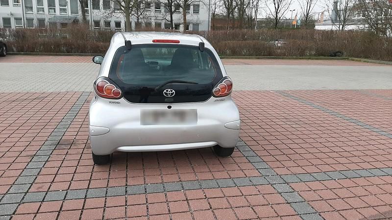 Gebraucht Toyota Aygo 68 PS (50 kW) 2009 Grau Kleinwagen