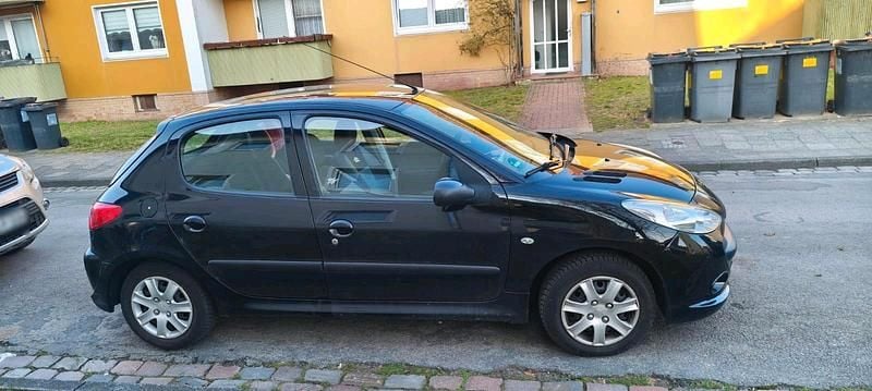 Gebraucht Peugeot 206+ 73 PS (53 kW) 2012 Schwarz Kleinwagen
