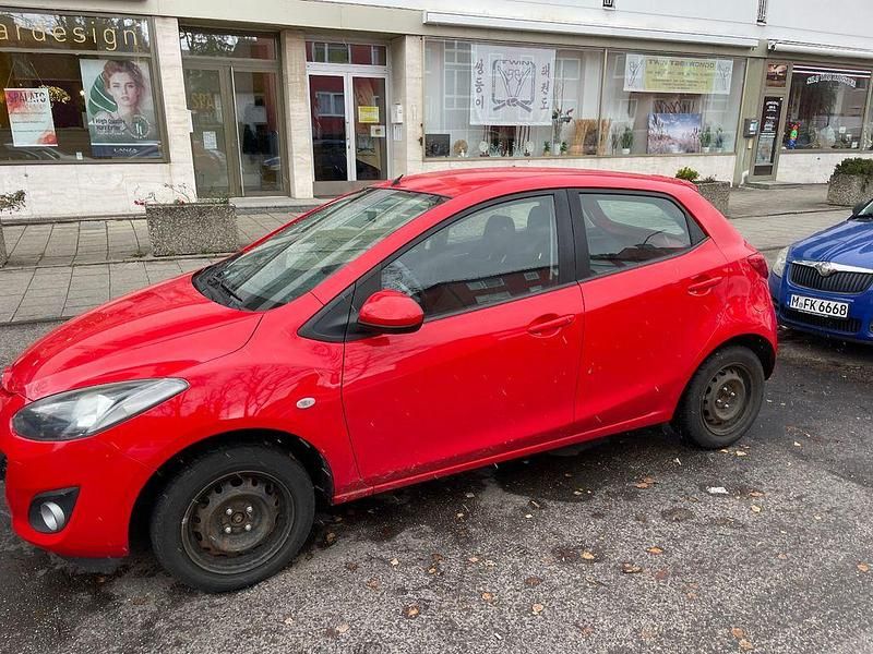 Rot Gebraucht 2012 Mazda 2 Limousine | 3.750 € (Fairer Preis) - Bild 1/4