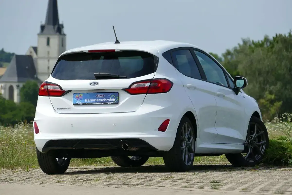 Gebraucht Ford Fiesta ST-Line 101 PS (74 kW) 2023 Frostweiß Kleinwagen