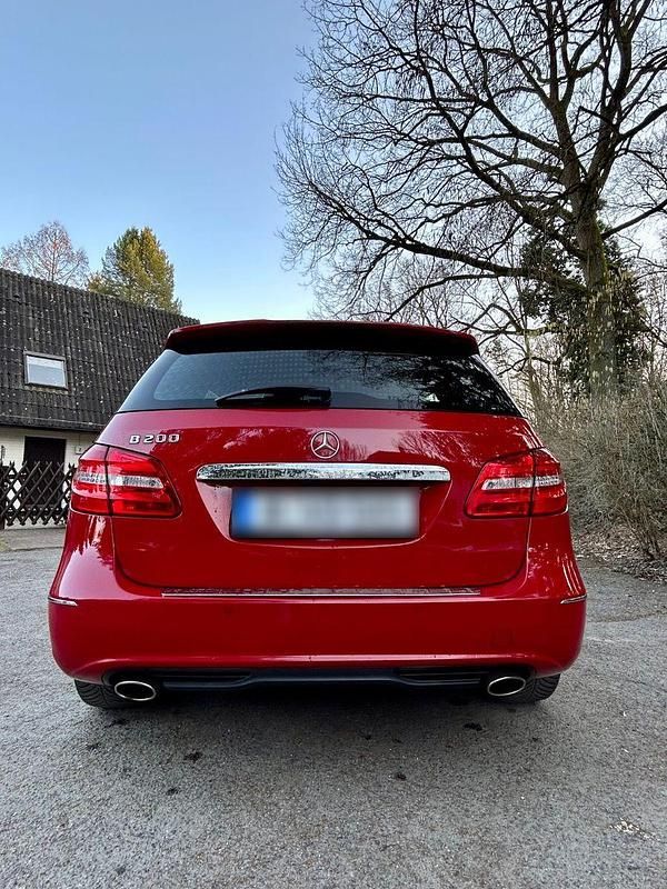 Gebraucht Mercedes B200 156 PS (114 kW) 2013 Rot Van / Kleinbus