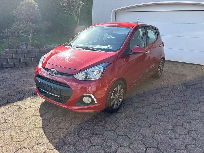 Gebraucht Hyundai i10 Style 87 PS (63 kW) 2015 Rot Kleinwagen
