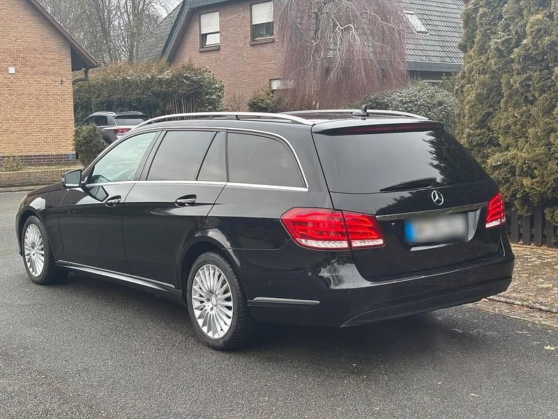 Gebraucht Mercedes E220 170 PS (125 kW) 2013 Schwarz Kombi