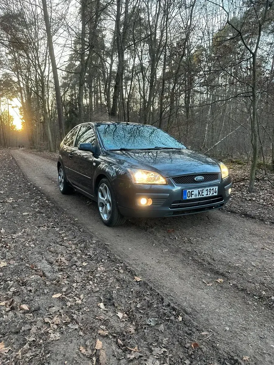Gebraucht Ford Focus 90 PS (66 kW) 2006 Grau Coupé