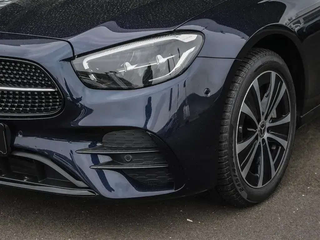 Używany Mercedes E300 AMG 306 KM (225 kW) 2022 Niebieski Sedan/Limuzyna