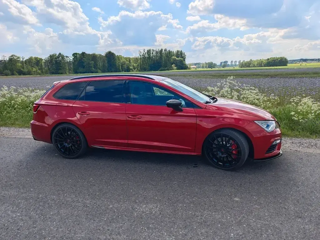 Używany Cupra Leon 300 KM (220 kW) 2017 Czerwony Sedan/Limuzyna