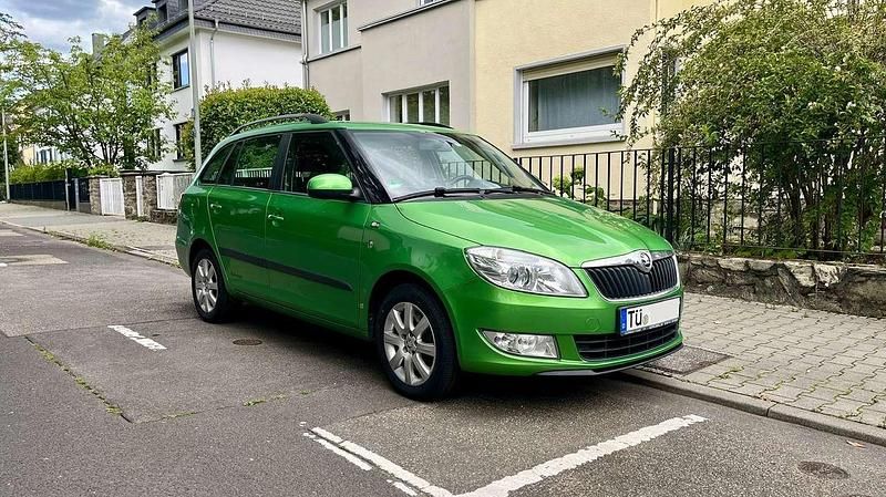 Grün Gebraucht 2014 Skoda Fabia Kombi | 6.200 € (Fairer Preis) - Bild 1/4