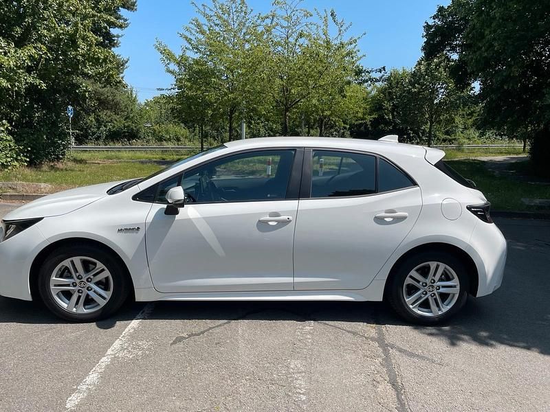 Weiß Gebraucht 2020 Toyota Corolla Limousine | 18.999 € - Bild 1/4