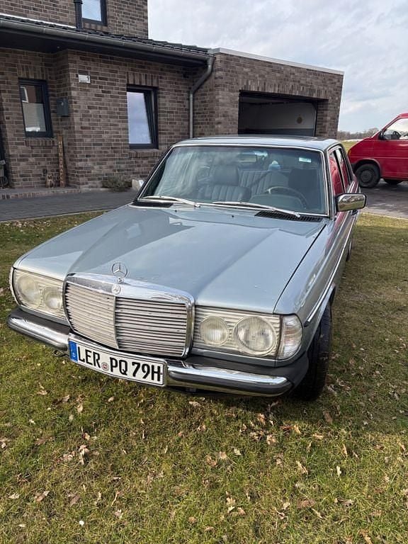 Gebraucht Mercedes E300 88 PS (64 kW) 1979 Blau Limousine