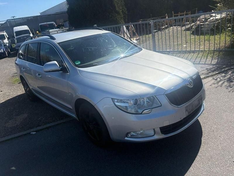 Gebraucht Skoda Superb Ambition 200 PS (147 kW) 2012 Silber Kombi