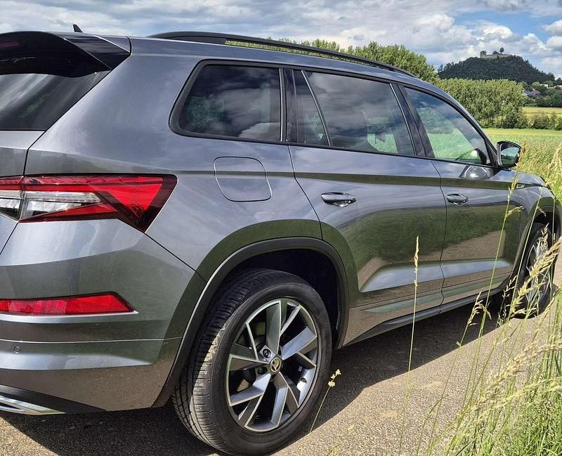 Grau Gebraucht 2023 Skoda Kodiaq SportLine SUV | 39.999 € (Etwas zu teuer) - Bild 1/4