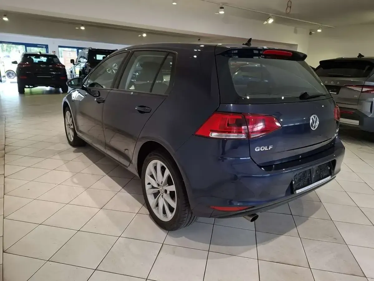 Gebraucht VW Golf VII Highline 110 PS (80 kW) 2016 Blau Limousine