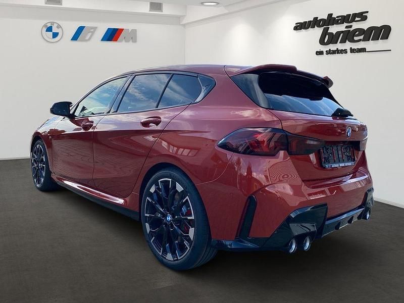 Neu BMW M135 Performance 300 PS (220 kW) 2025 Sakhir orange ii Kleinwagen