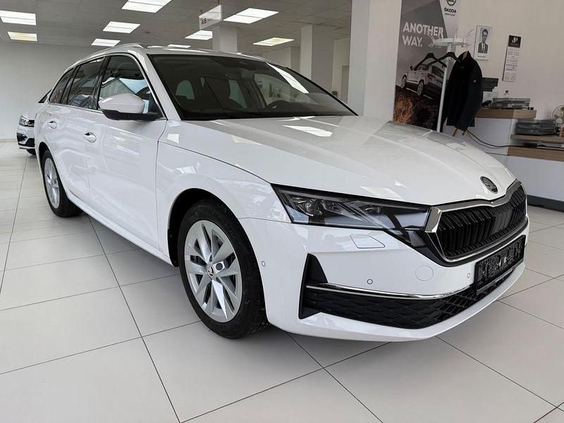 Bila candy/candyweiss Gebraucht 2024 Skoda Octavia Selection Kombi | 39.990 € (Teuer) - Bild 1/4