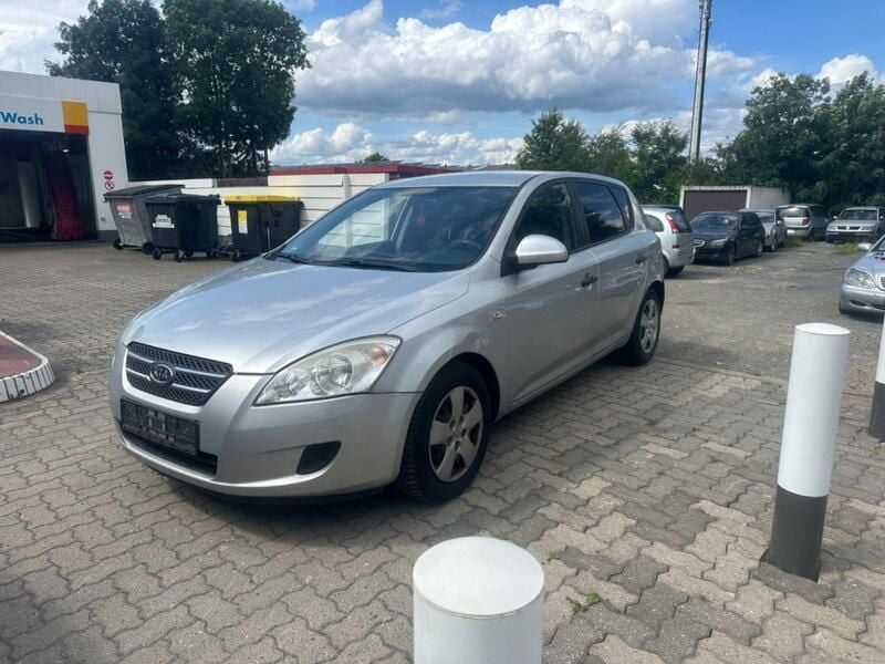 Gebraucht Kia Ceed 90 PS (66 kW) 2009 Silber Kleinwagen
