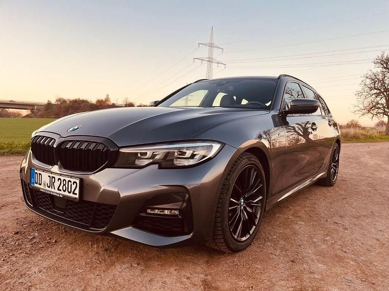 Grau Gebraucht 2021 BMW 320 M Sport Kombi | 22.999 € (Guter Preis) - Bild 1/4