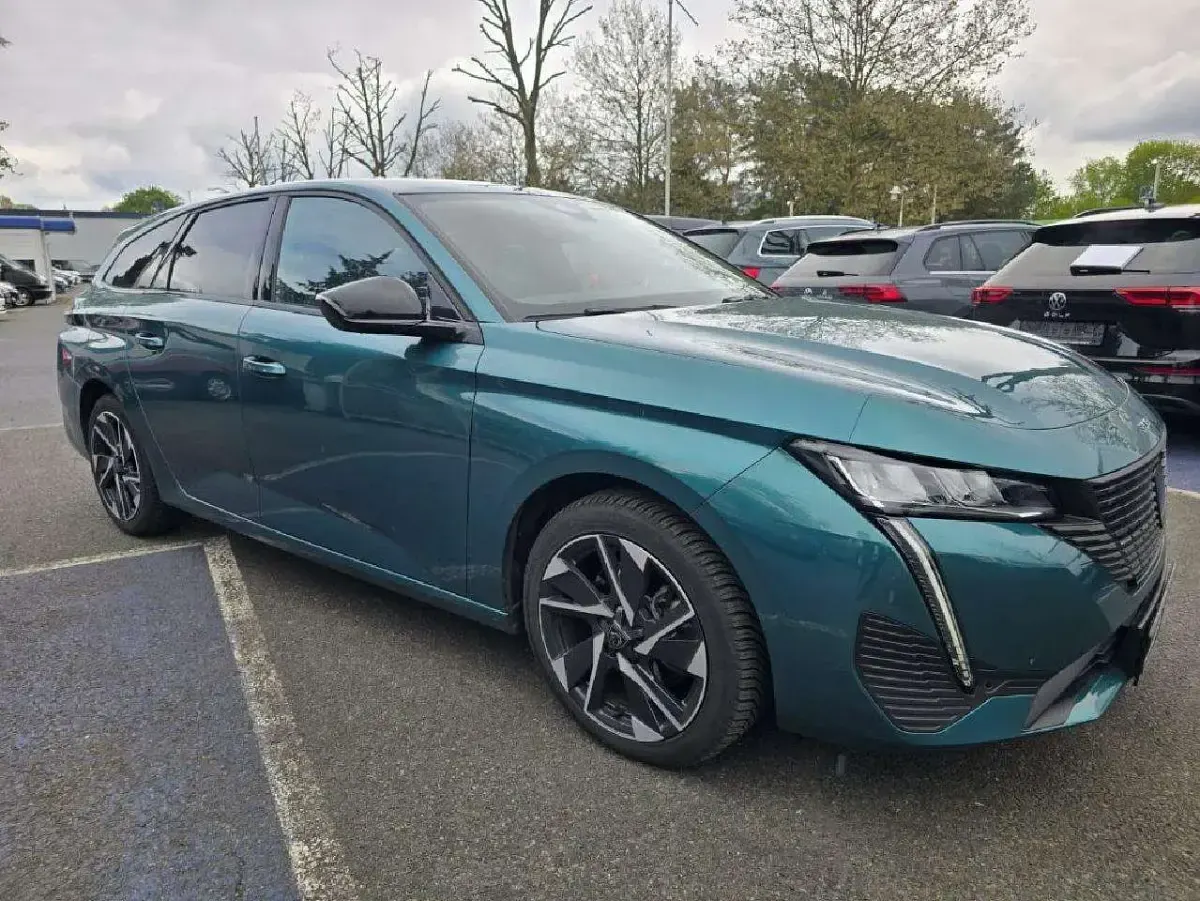 Gebraucht Peugeot 308 Allure 131 PS (96 kW) 2023 Blau Kombi