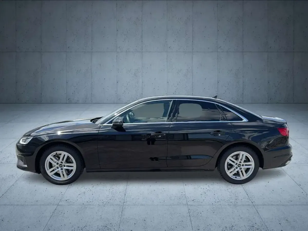 Gebraucht Audi A4 Ambiente 136 PS (100 kW) 2024 Mythosschwarz metallic Limousine