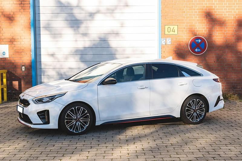 Weiß Gebraucht 2021 Kia ProCeed GT Kleinwagen | 20.799 € (Superpreis) - Bild 1/4