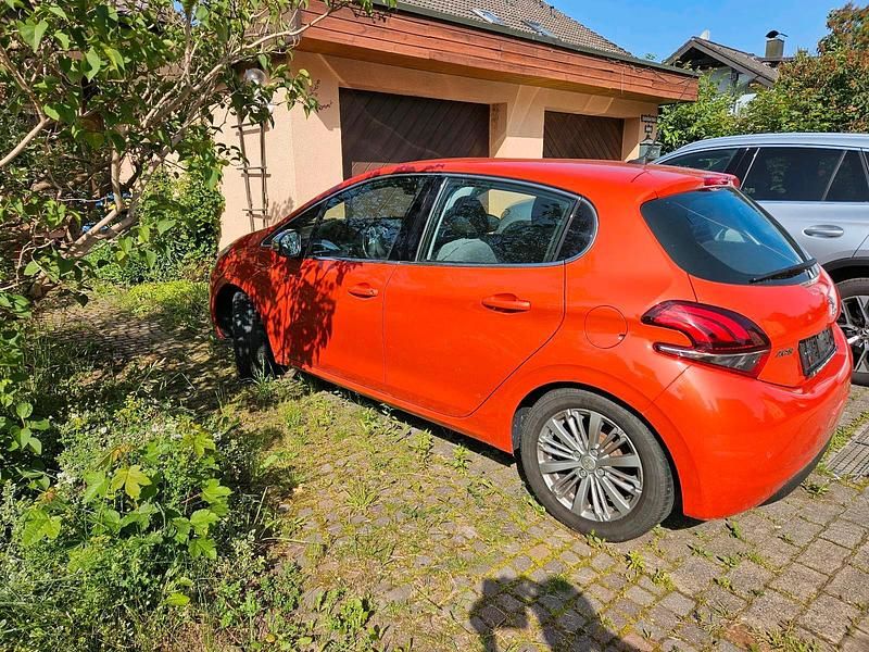 Orange Gebraucht 2017 Peugeot 208 Kleinwagen | 10.000 € (Etwas zu teuer) - Bild 1/4