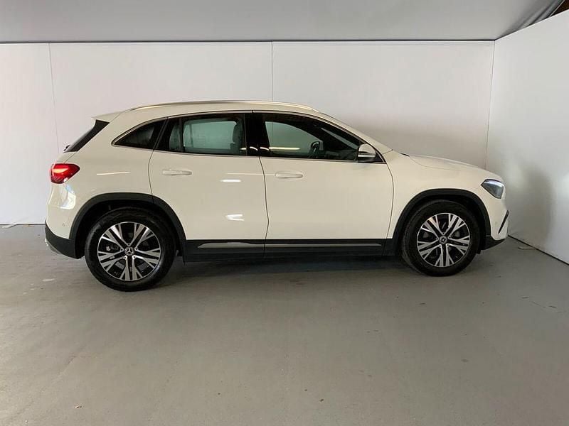 Gebraucht Mercedes GLA180 Progressive 136 PS (100 kW) 2024 Unilack polarweiß SUV