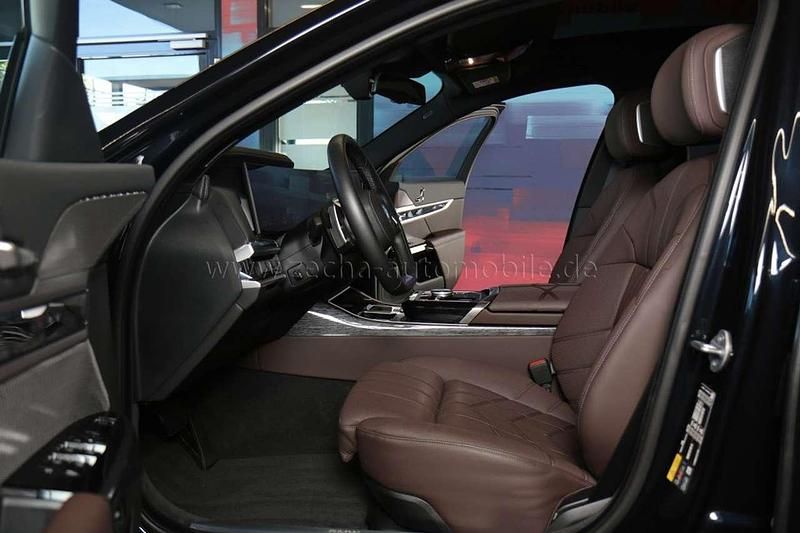 Gebraucht BMW 750e Performance 489 PS (359 kW) 2023 Carbonschwarz (416) Limousine