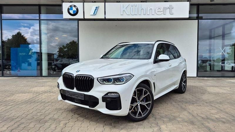 Mineralweiss metallic Gebraucht 2021 BMW X5 M Sport SUV | 63.885 € (Teuer) - Bild 1/4