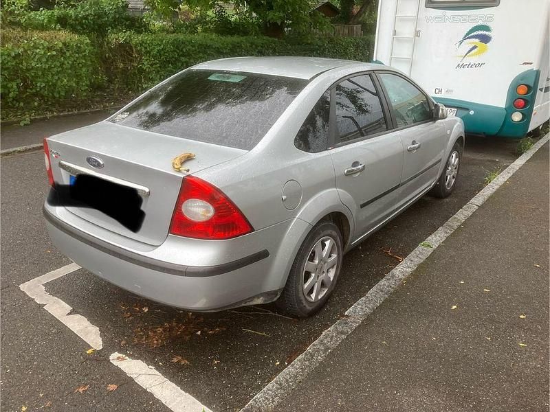 Gebraucht Ford Focus Trend 101 PS (74 kW) 2006 Silber Limousine