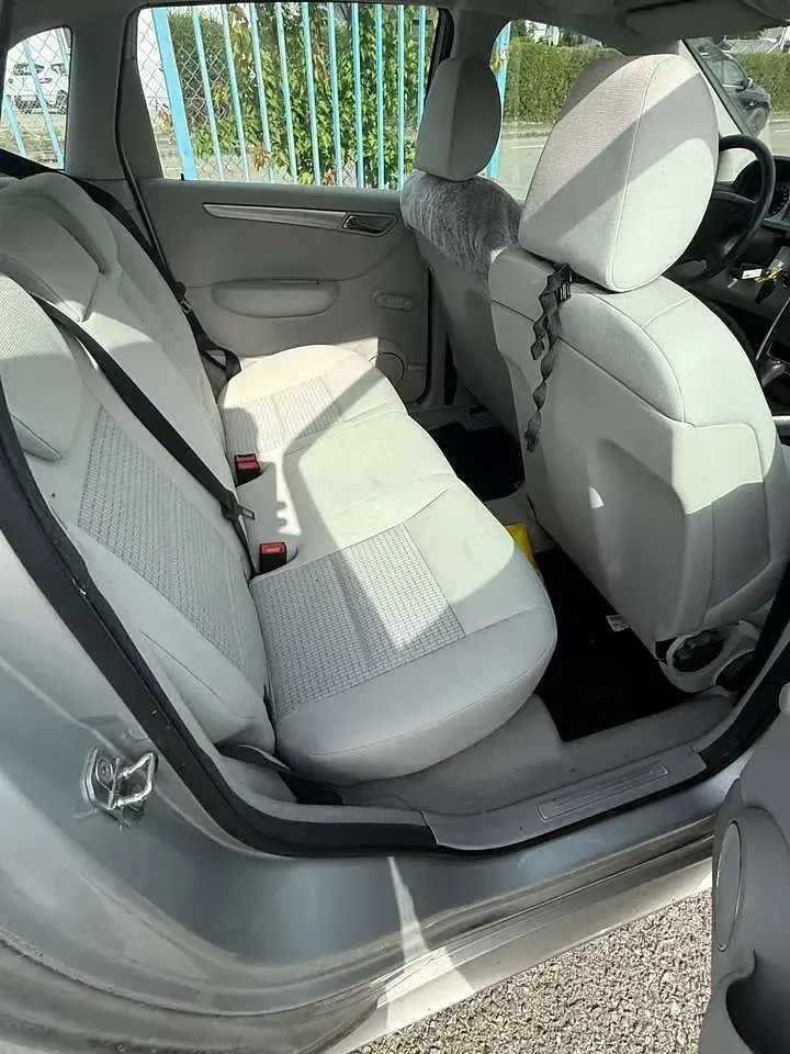 Gebraucht Mercedes B180 116 PS (85 kW) 2011 Polarsilber  metalliclack Kleinwagen