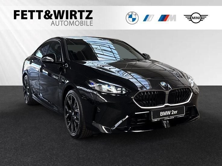 Saphirschwarz metallic Neu 2025 BMW 220 M Sport Limousine | 40.990 € (Fairer Preis) - Bild 1/3
