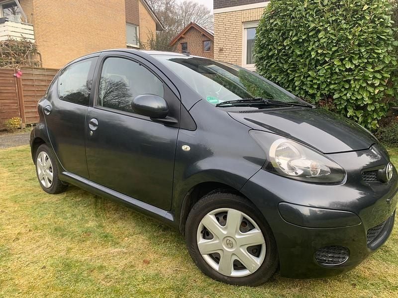 Gebraucht Toyota Aygo 68 PS (50 kW) 2011 Grau Kleinwagen