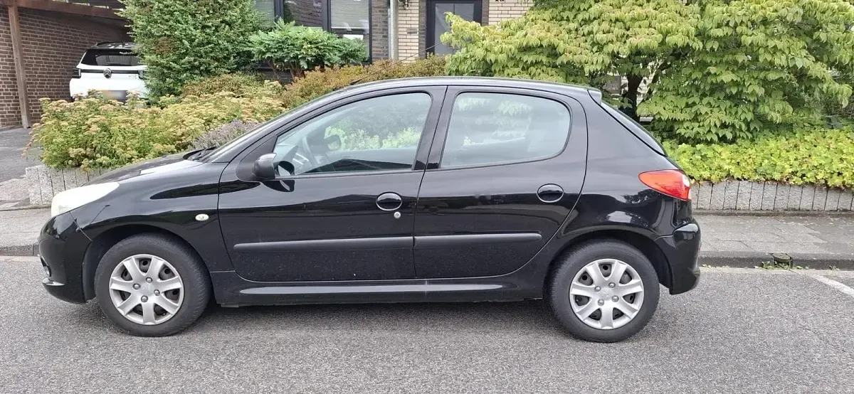 Gebraucht Peugeot 206+ 75 PS (55 kW) 2009 Schwarz Kleinwagen