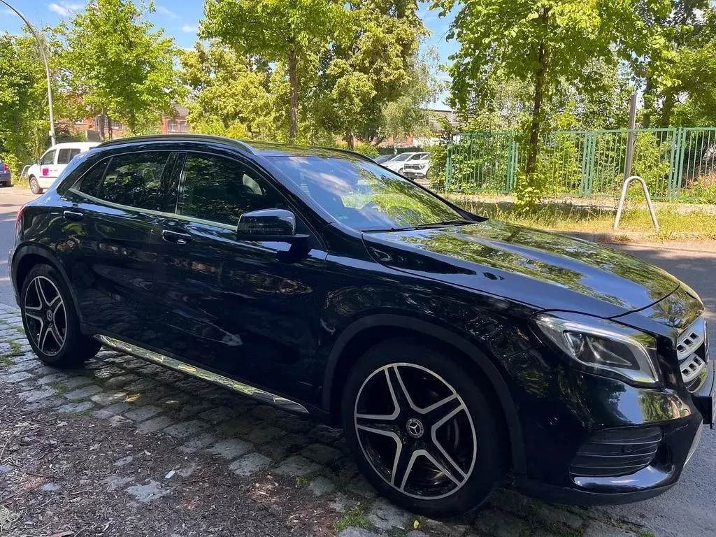 Gebraucht Mercedes GLA200 AMG line 156 PS (114 kW) 2019 Schwarz SUV