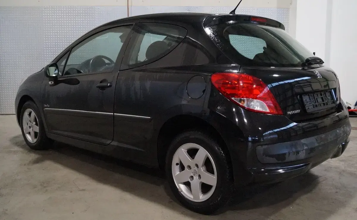 Gebraucht Peugeot 207 Tendance 73 PS (53 kW) 2011 Schwarz Limousine