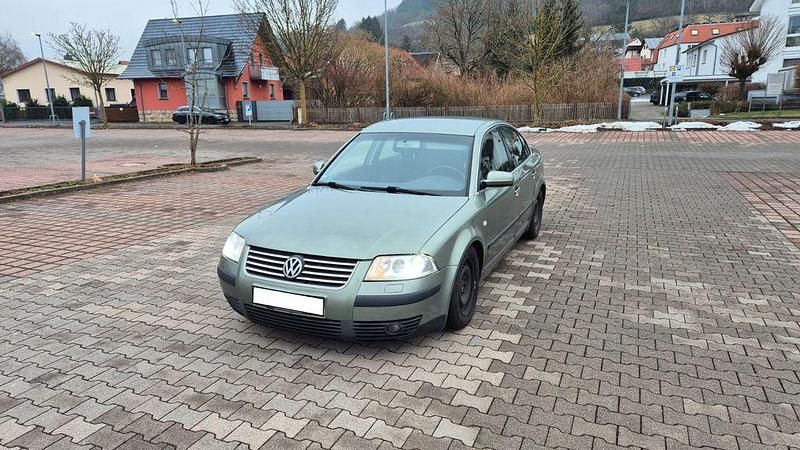Grün Gebraucht 2001 VW Passat Limousine | 1.199 € (Superpreis) - Bild 1/4