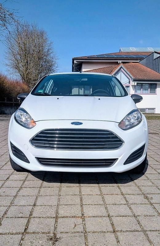 Gebraucht Ford Fiesta Ambiente 60 PS (44 kW) 2013 Weiß Kleinwagen