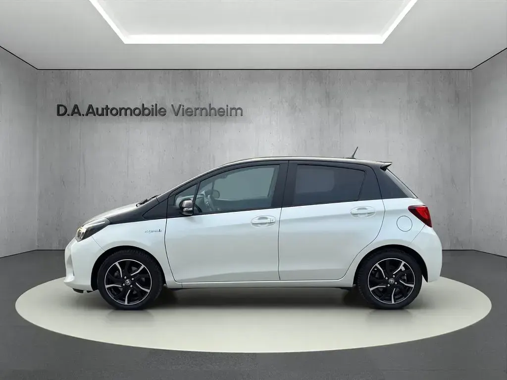 Gebraucht Toyota Yaris Hybrid Style 101 PS (74 kW) 2016 Weiß Limousine