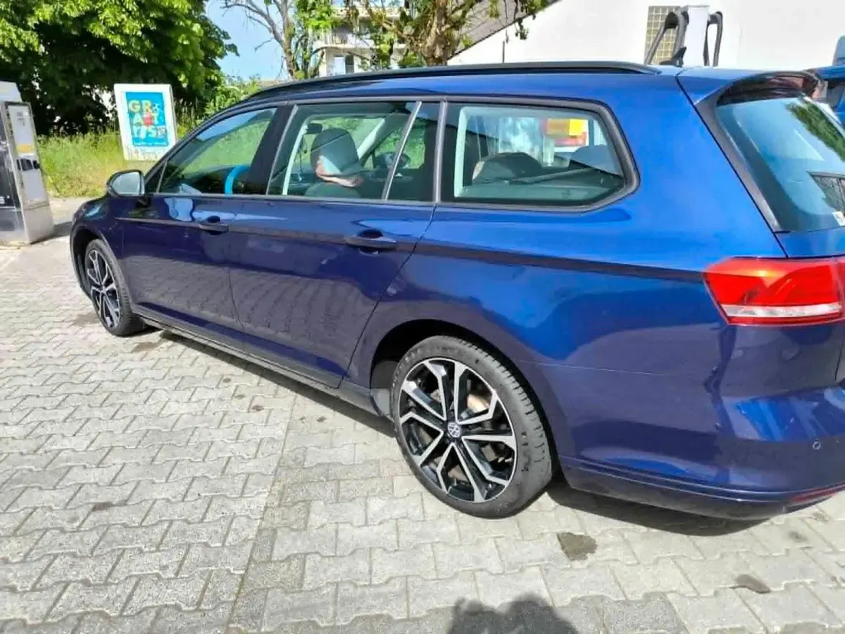 Gebraucht VW Passat 150 PS (110 kW) 2018 Blau Kombi
