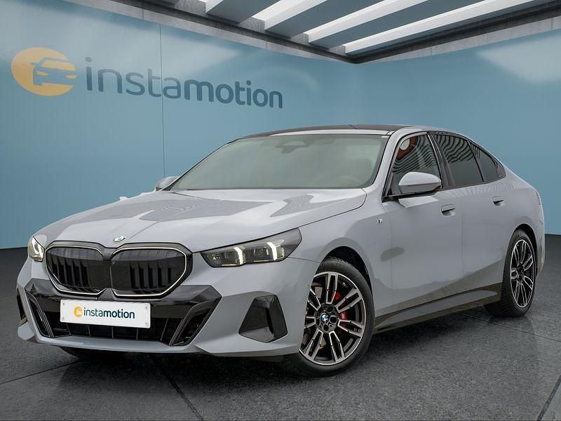 Grau Gebraucht 2024 BMW 520 Limousine | 54.949 € (Fairer Preis) - Bild 1/4