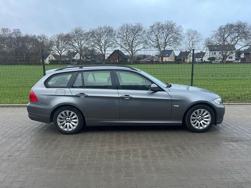 Gebraucht BMW 318 143 PS (105 kW) 2008 Grau Kombi